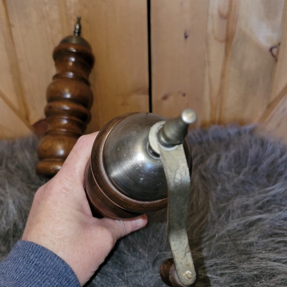 Vintage Gail craft wooden salt shaker and pepper mill - Picture 7 of 8